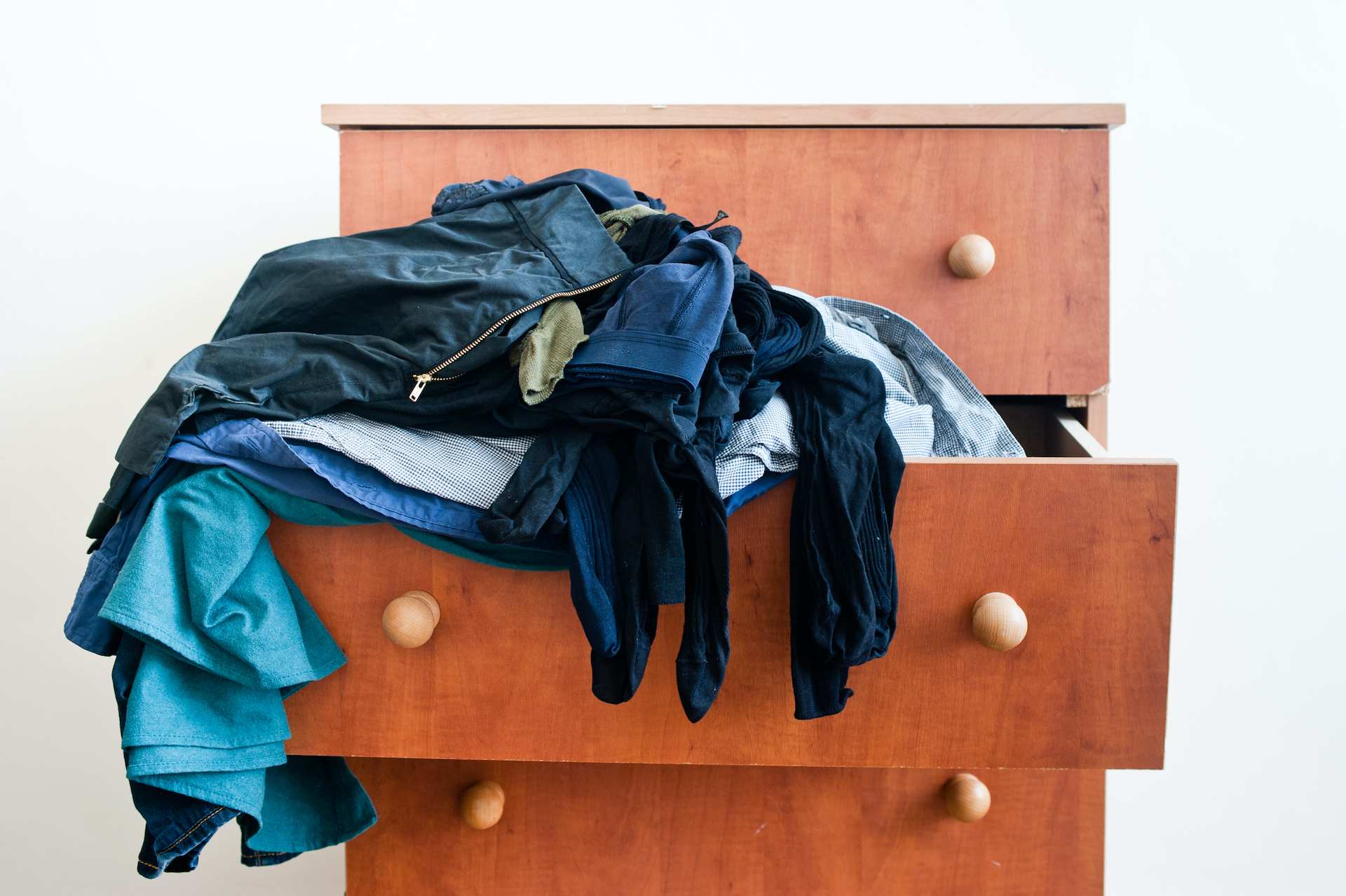 Шкаф с разбросанной одеждой